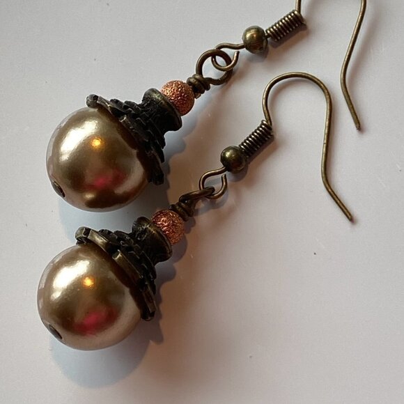 ❤️ Austrian Crystal Pearl & Brass Bead Cap Earrings - Picture 5 of 11